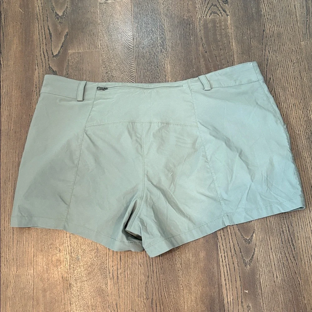 The North Face Paramount Women's Olive‎ Shorts